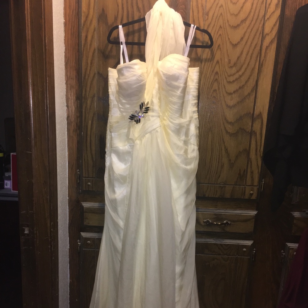 Clarissa formal/prom/bride off white size 16-22